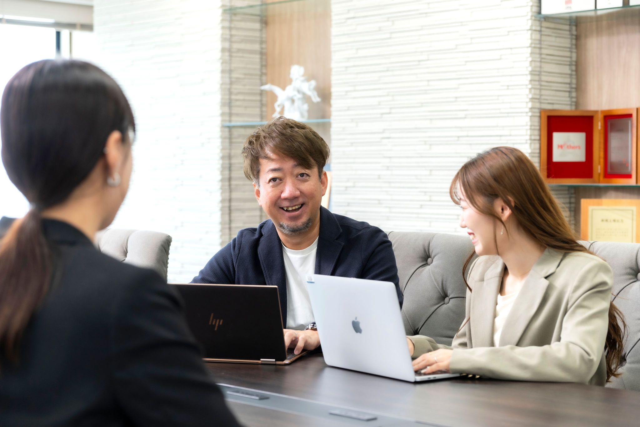 飛鳥 貴雄社長がミーティングをしている様子